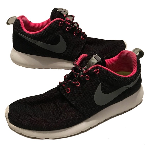 roshe run black and pink